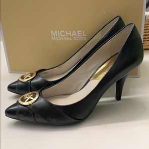 Michael Kors Caroline black leather 6M pumps.